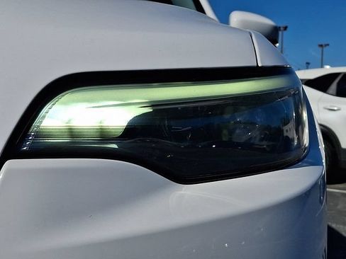 Used 2019 Jeep Cherokee Latitude Plus w/ Cold Weather Group AWD/4WD image 9
