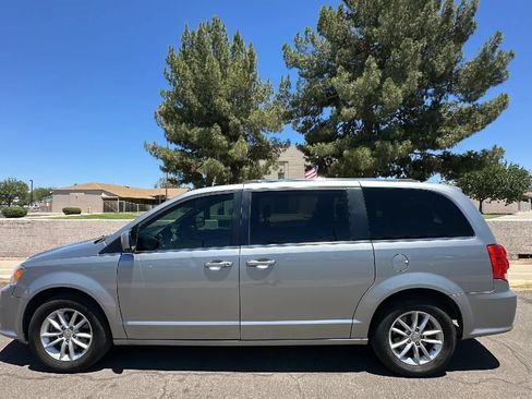 Used 2018 Dodge Grand Caravan SXT FWD image 1