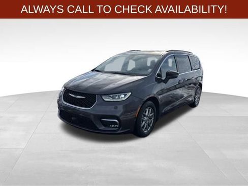 Used 2022 Chrysler Pacifica Touring image 3