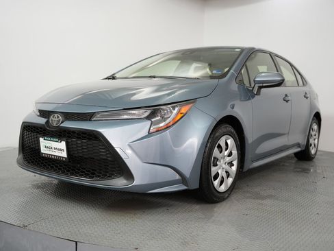 Used 2020 Toyota Corolla LE image 3