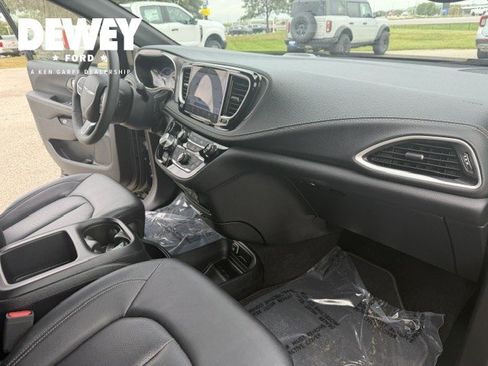 Used 2025 Chrysler Pacifica Select FWD image 39