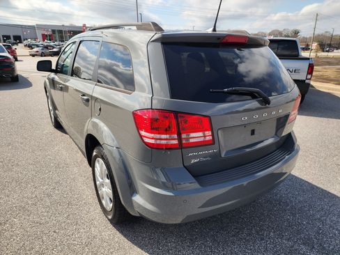 Used 2020 Dodge Journey SE w/ SE Popular Equipment Group image 7