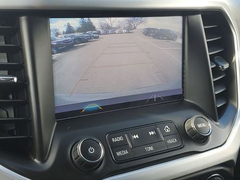 Used 2018 GMC Acadia SLE image 18