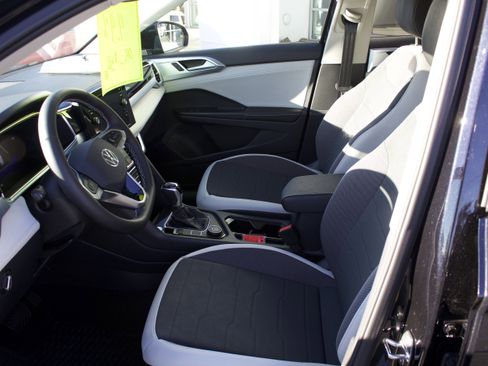 New 2025 Volkswagen Taos SE image 11