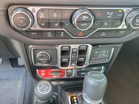 Used 2025 Jeep Gladiator Mojave w/ Convenience Group AWD/4WD image 33