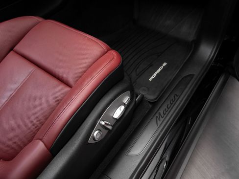 Certified 2025 Porsche Macan AWD/4WD image 35
