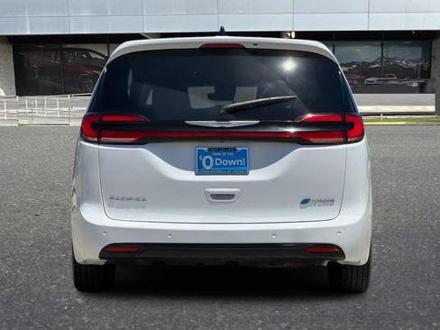 Used 2024 Chrysler Pacifica Limited FWD image 8