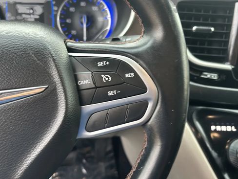 Used 2017 Chrysler Pacifica Touring-L FWD image 18