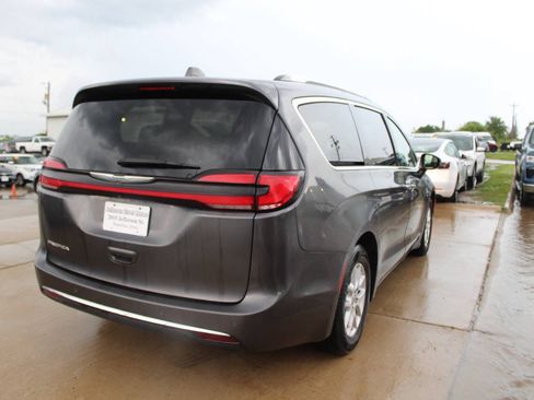 Used 2021 Chrysler Pacifica Touring-L FWD image 8