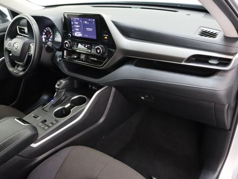 Certified 2025 Toyota Highlander LE FWD image 38