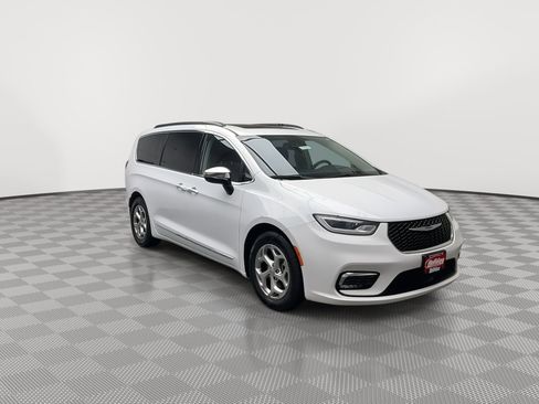 Used 2023 Chrysler Pacifica Limited image 37