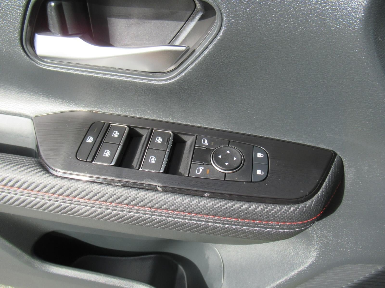 Used 2025 Nissan Kicks SR FWD image 21