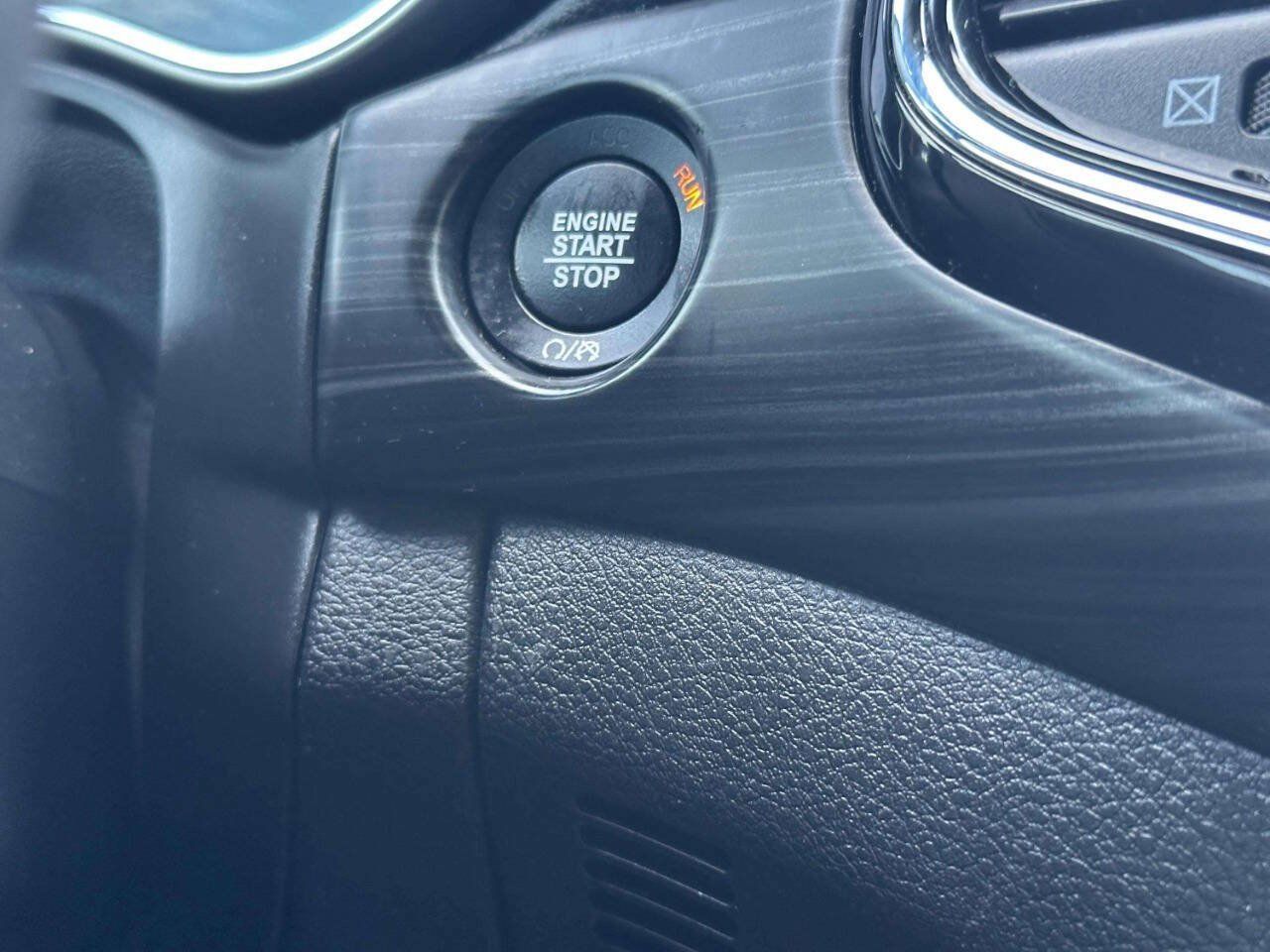 Used 2019 Jeep Grand Cherokee Altitude RWD image 32