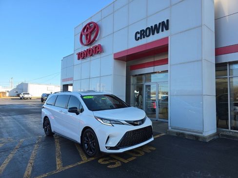 Used 2023 Toyota Sienna XSE image 1