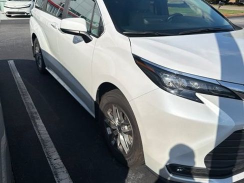 Used 2026 Toyota Sienna XLE FWD image 3