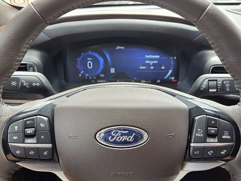 Used 2022 Ford Explorer King Ranch w/ Premium Technology Package image 22