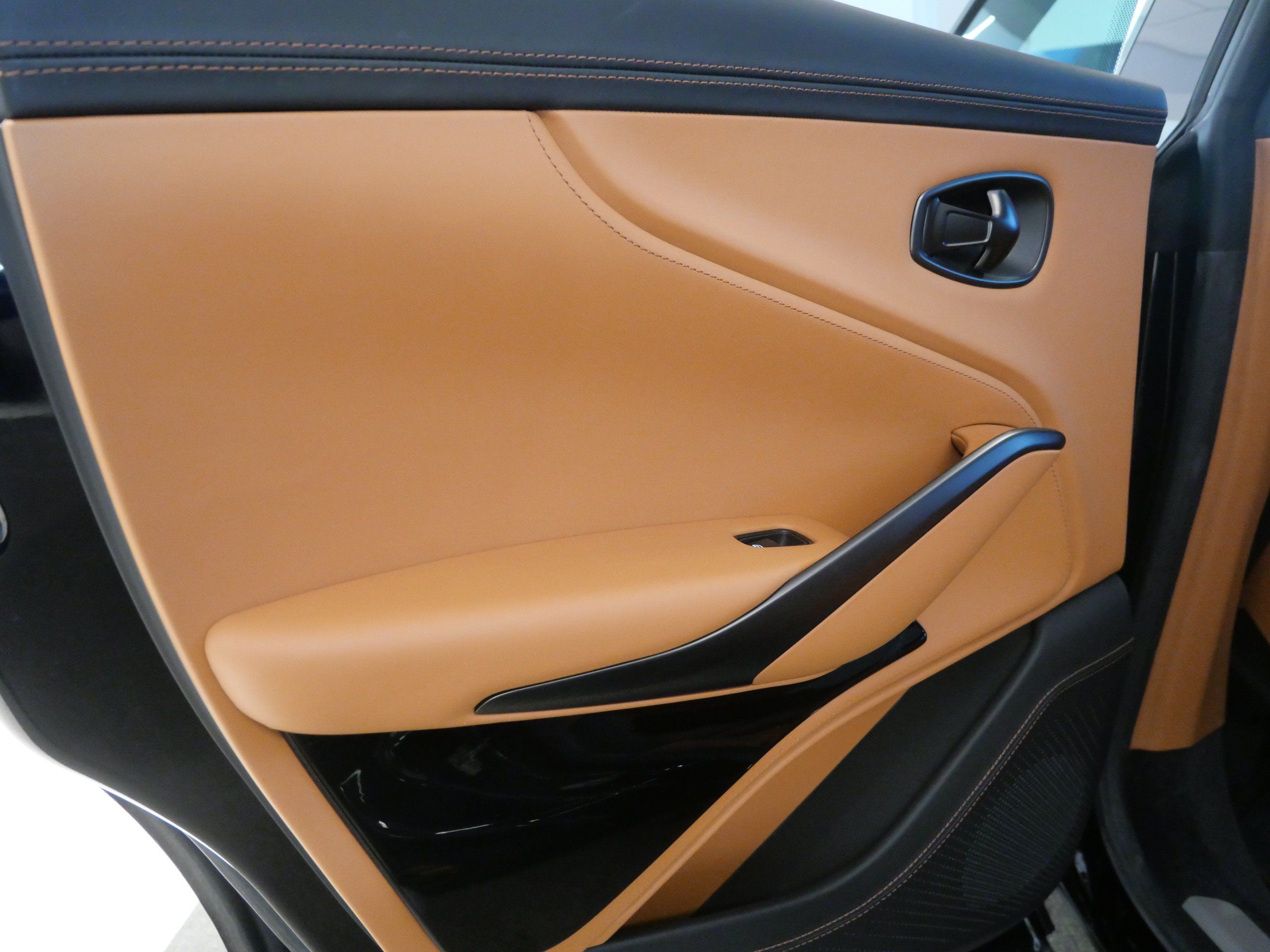 Used 2023 Aston Martin DBX AWD/4WD image 18