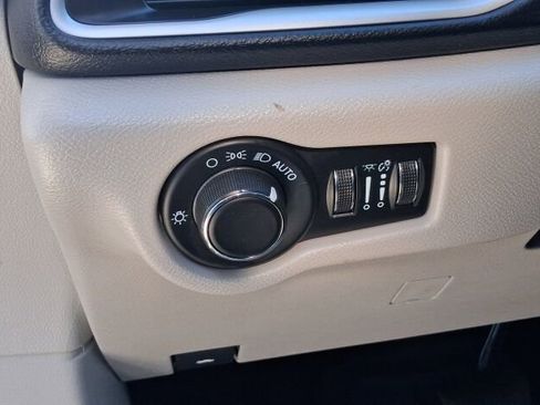 Used 2023 Chrysler Voyager LX image 28