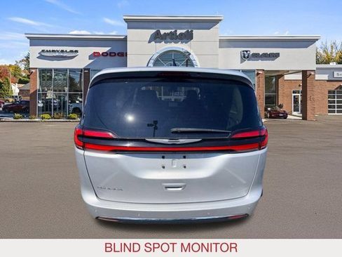 Certified 2024 Chrysler Pacifica Touring-L FWD image 6