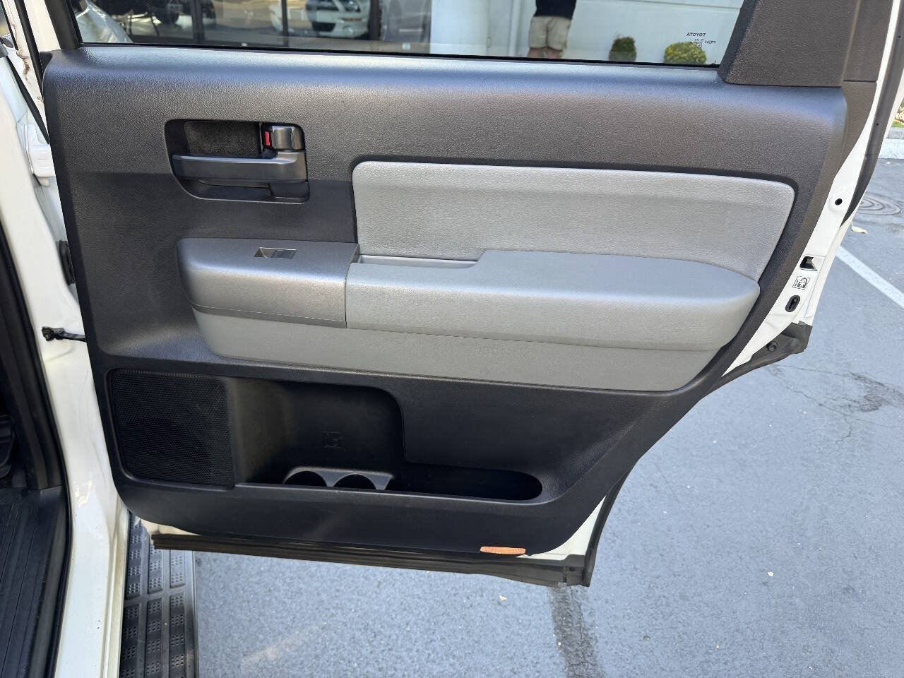 Used 2016 Toyota Sequoia SR5 AWD/4WD image 17
