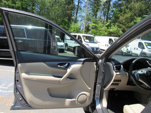 Used 2016 Nissan Rogue SV FWD image 9