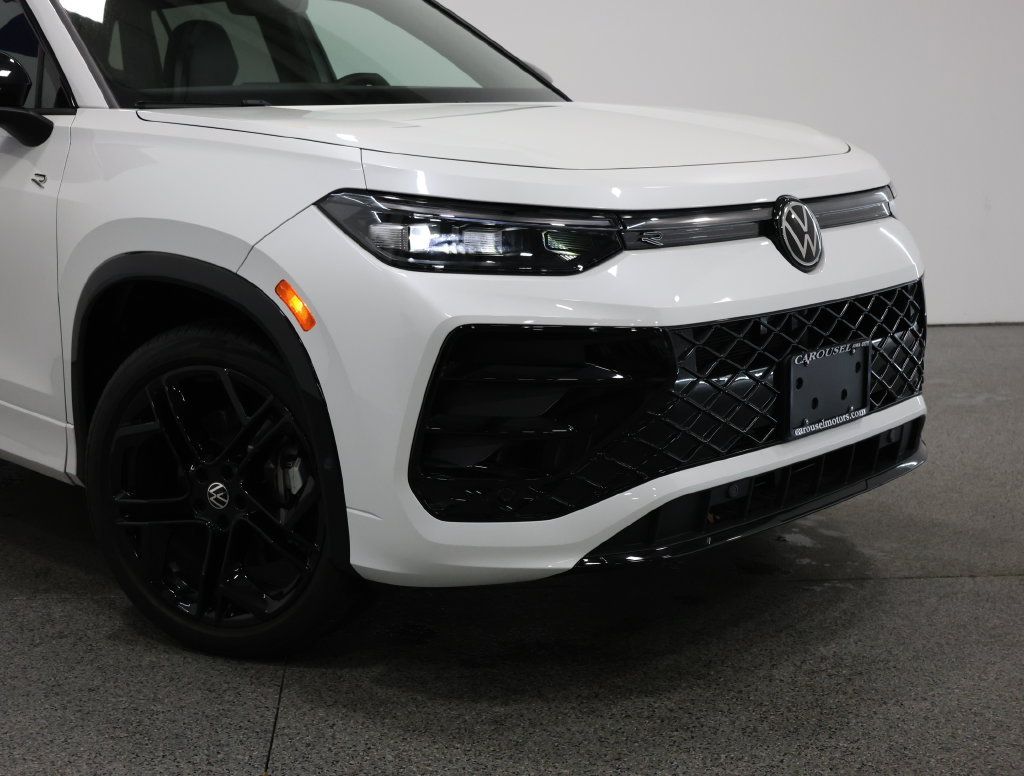 Used 2025 Volkswagen Tiguan SE R-Line AWD/4WD image 3