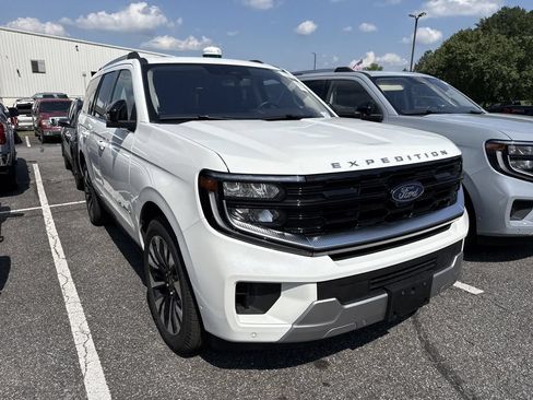 Used 2025 Ford Expedition Platinum w/ Driver's Package AWD/4WD image 2