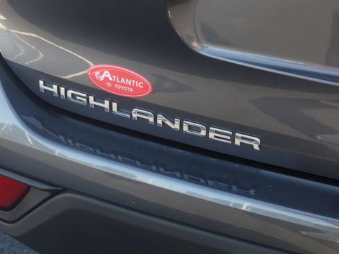 Used 2020 Toyota Highlander XLE AWD/4WD image 29
