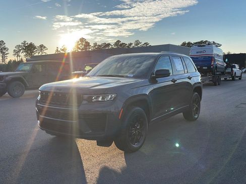 New 2026 Jeep Grand Cherokee Altitude AWD/4WD image 3