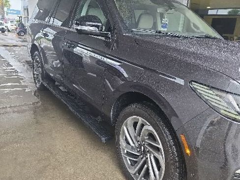 Used 2025 Lincoln Navigator L Reserve AWD/4WD image 11