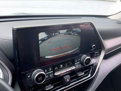 Used 2023 Toyota Highlander XLE AWD/4WD image 26
