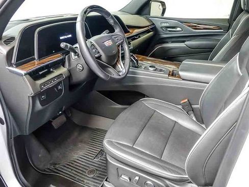 Used 2024 Cadillac Escalade Premium Luxury AWD/4WD image 14