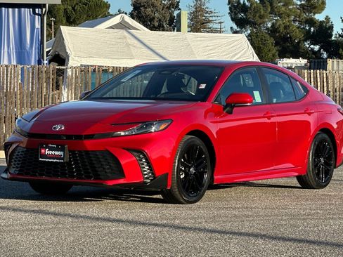 Used 2025 Toyota Camry SE image 9