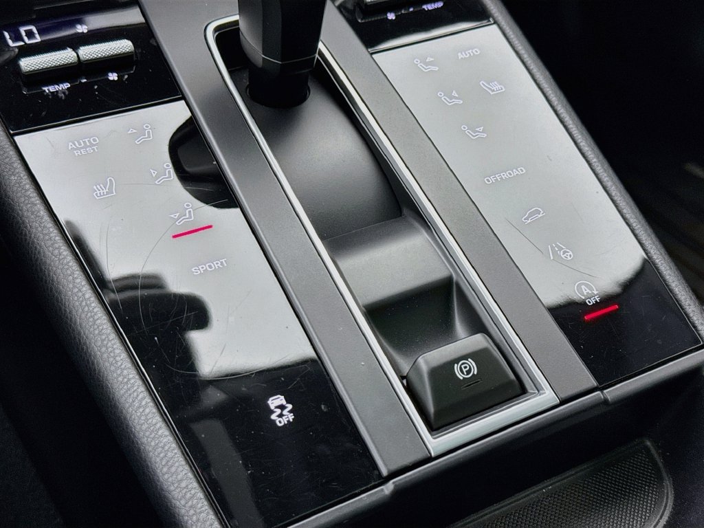 Certified 2023 Porsche Macan Turbo AWD/4WD image 21