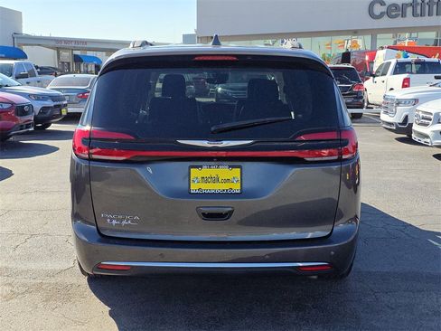 Used 2022 Chrysler Pacifica Touring-L image 5