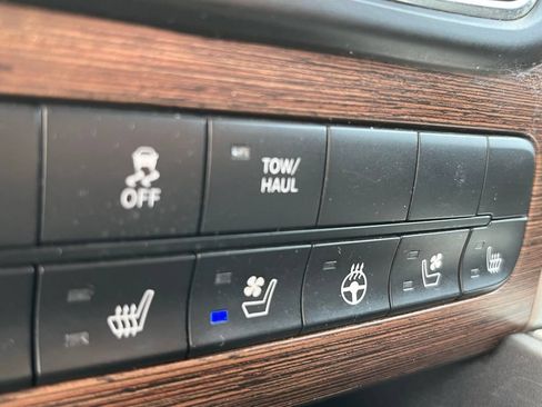 Used 2017 RAM 1500 Laramie AWD/4WD image 16