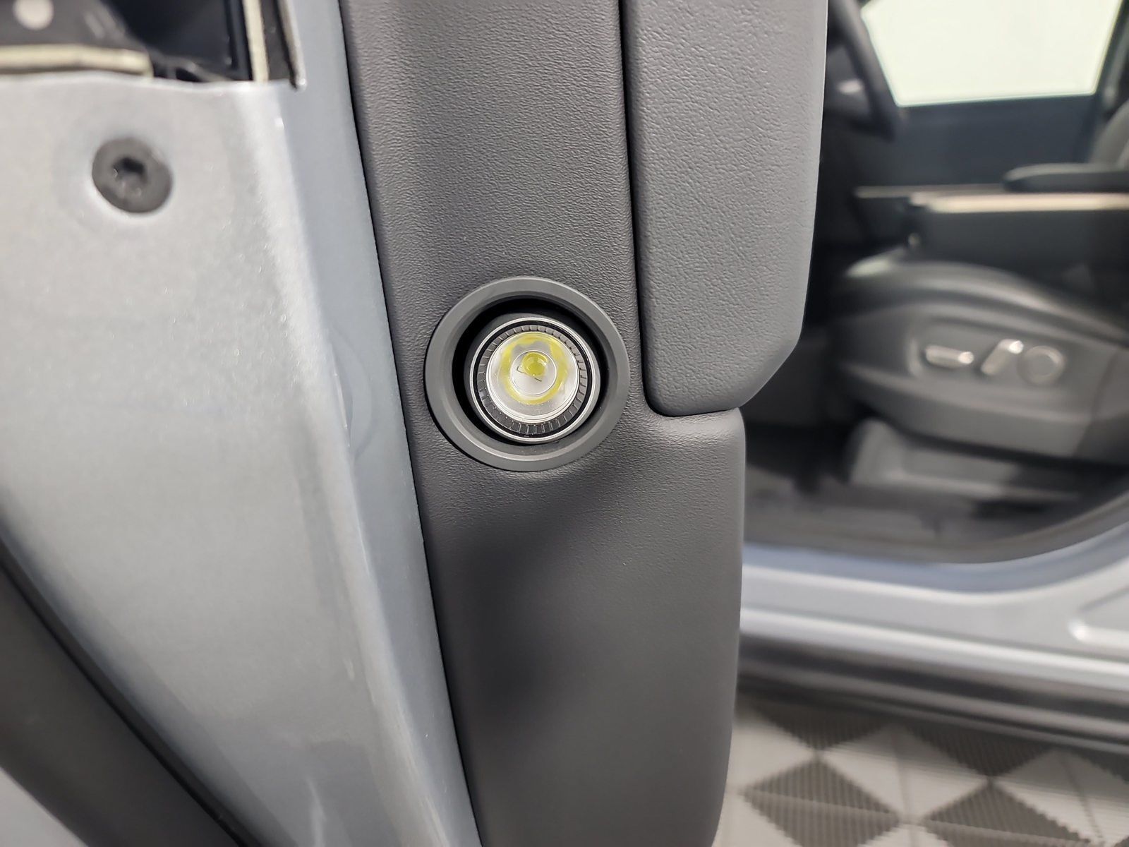 Used 2025 Rivian R1S Adventure Dual AWD/4WD image 32