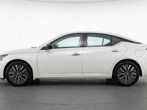 Used 2025 Nissan Altima 2.5 SV FWD image 5