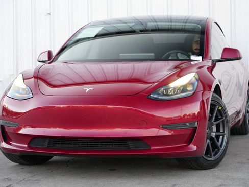 Used 2022 Tesla Model 3 Standard Range image 4