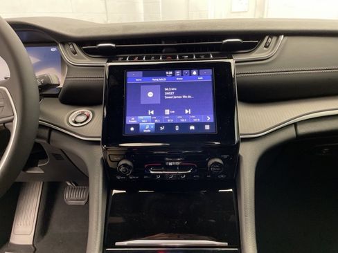 New 2025 Jeep Grand Cherokee Laredo image 10