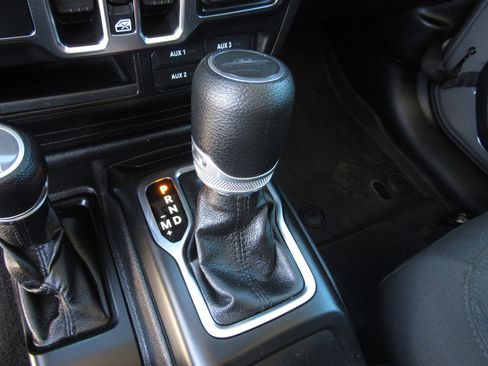 Used 2021 Jeep Gladiator Willys image 20