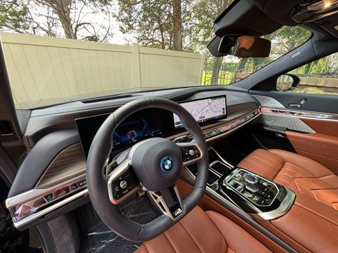 Used 2023 BMW i7 xDrive60 AWD/4WD image 11