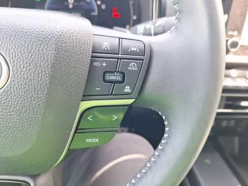 Used 2025 Toyota Camry SE w/ Convenience Package image 19