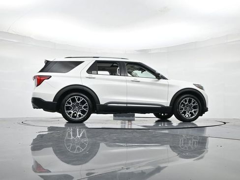 Certified 2025 Ford Explorer Platinum w/ Ultimate Package image 32
