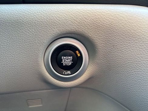 Used 2024 Chrysler Pacifica Touring-L image 10