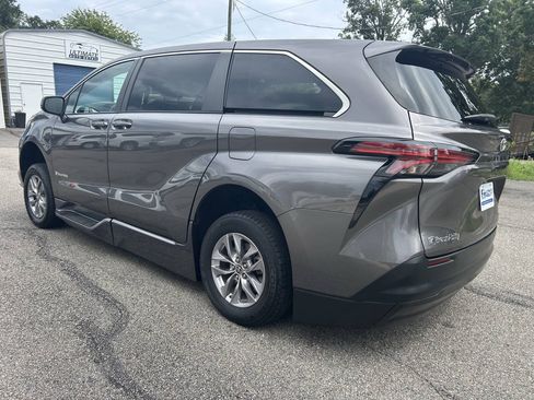 Used 2022 Toyota Sienna LE FWD image 12