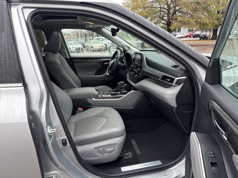 Used 2021 Toyota Highlander Limited image 12