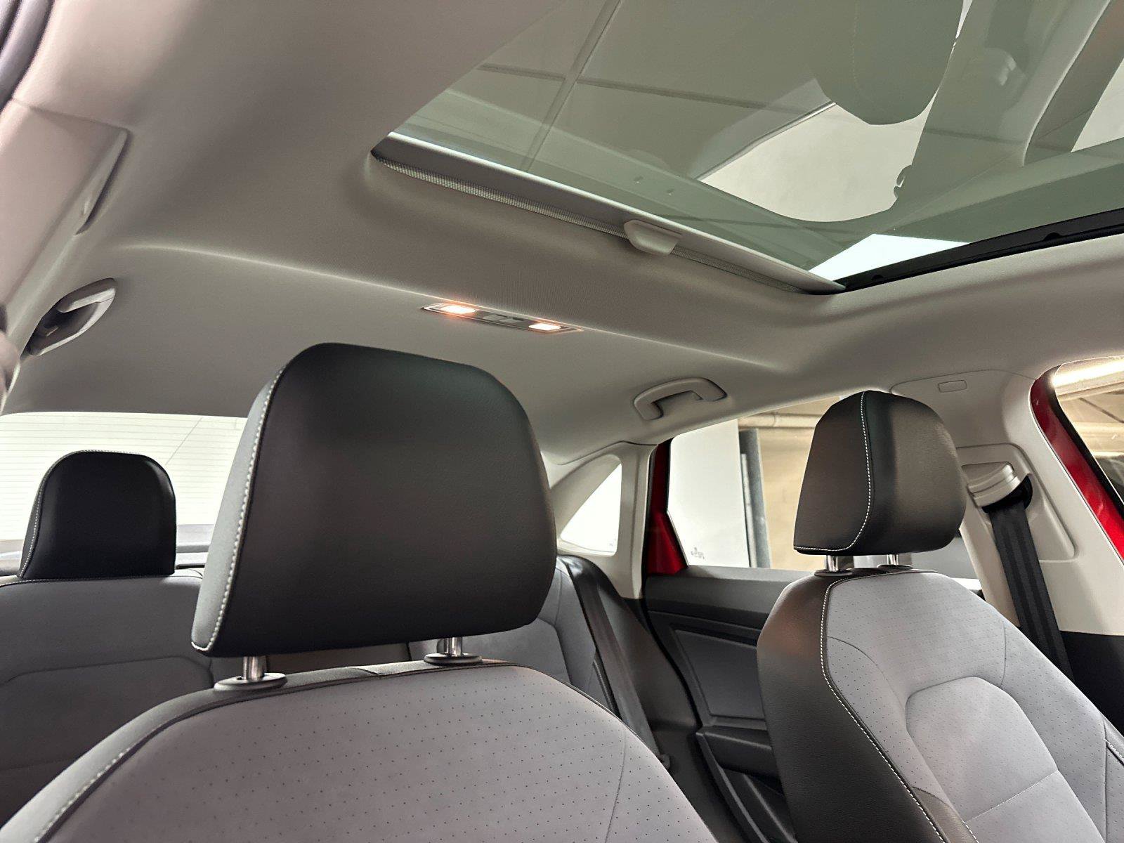 Used 2025 Volkswagen Jetta SE w/ Sunroof Package FWD image 15