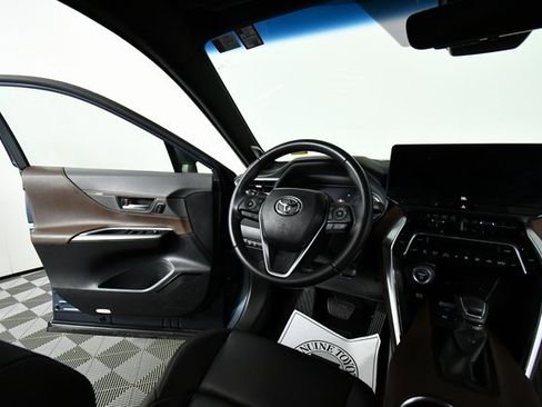 Used 2023 Toyota Venza XLE image 19