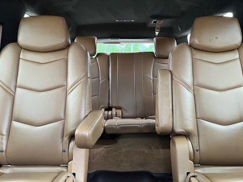 Used 2017 Cadillac Escalade ESV Platinum AWD/4WD image 17